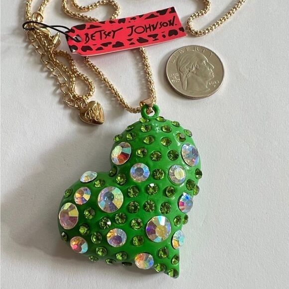 💚 Betsey Johnson stunning green heart necklace 💚 - Picture 1 of 4